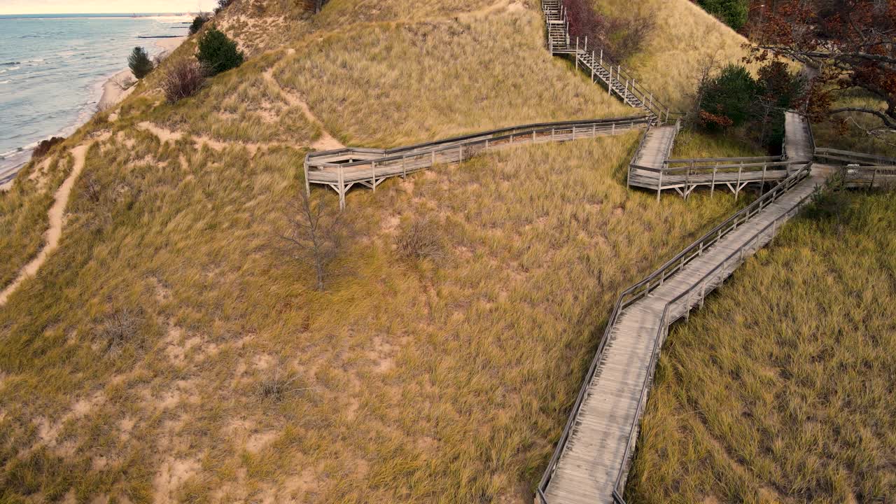 비수기 동안 여러 수리 상태의 산책로를 보여줍니다.