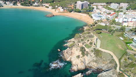 Desde-Arriba,-El-Castillo-De-La-Fosca-Es-Un-Testimonio-De-La-Rica-Historia-Y-El-Legado-Arquitectónico-De-La-Región,-Proporcionando-Un-Telón-De-Fondo-único-Para-Vacaciones-De-Lujo-Y-Ocasiones-Especiales.