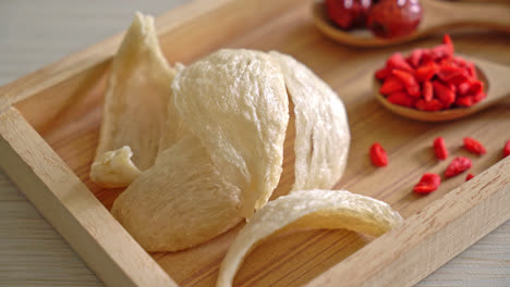 nido de pájaro comestible fresco o nido de golondrina materia prima cocina comida cara para una comida sana y saludable