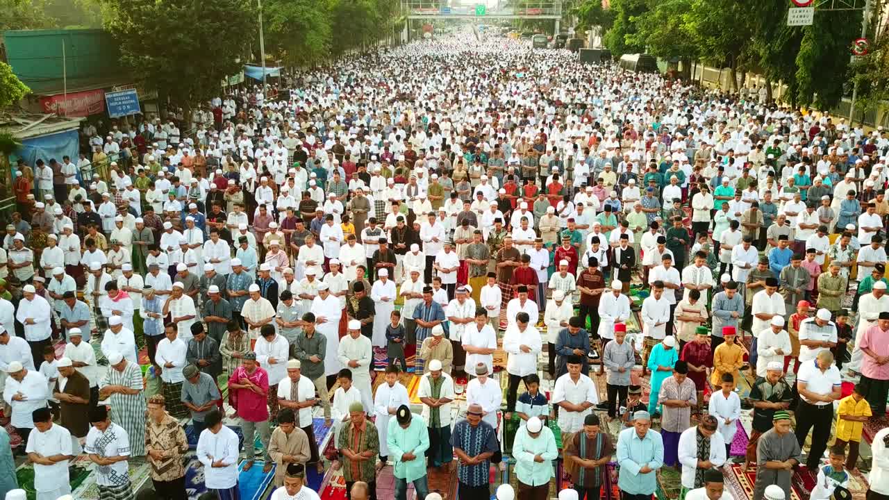 gente musulmana orando juntos en la calle