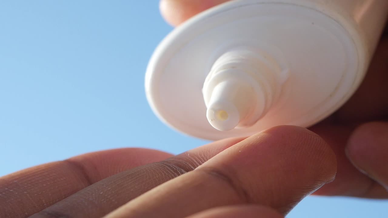 자외선 차단제를 적용하는 것