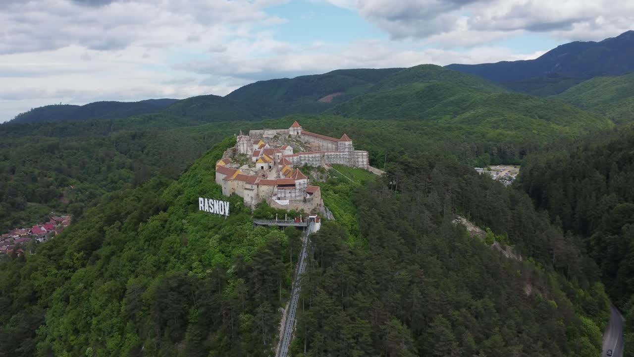 tomada de un dron en órbita de 4k de la ciudad de rasnov en las montañas de los cárpatos, transilvania, rumania