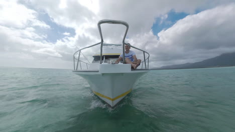 Yacht-Mit-Mann-Auf-Dem-Vorderdeck,-Der-Zur-Insel-Mauritius-Segelt