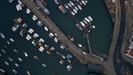 Drohnenaufnahme-Von-Oben-Nach-Unten-über-Dem-Hafen-Von-Scarborough