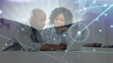 animación de redes de conexiones sobre pareja utilizando computadora portátil