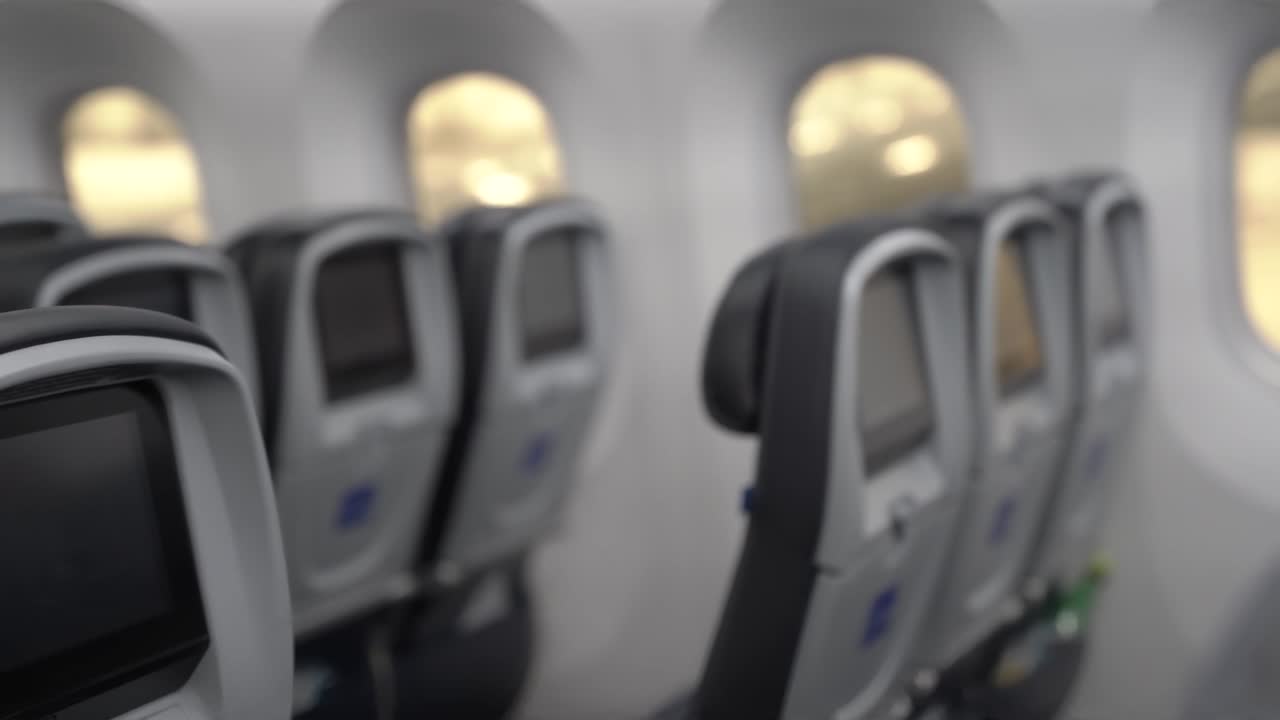 movimiento de pan en filas de asientos de avión