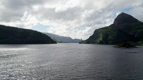 Luftaufnahme,-Die-Langsam-über-Die-Weiten-Offenen-Gewässer-Des-Laukelandsfjorden-In-Richtung-Der-Dalsfjordbrua-Brücke-In-Norwegen-Vordringt