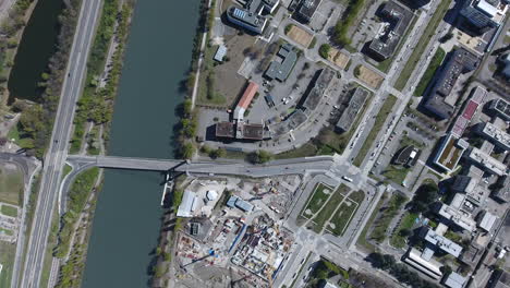 río, carretera y zona industrial vista aérea de un avión no tripulado de grenoble día soleado