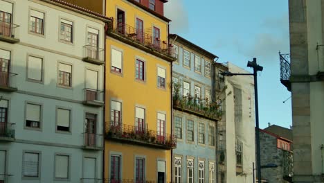 Toma-Estática-De-Fachadas-De-Edificios-En-Oporto,-Portugal.