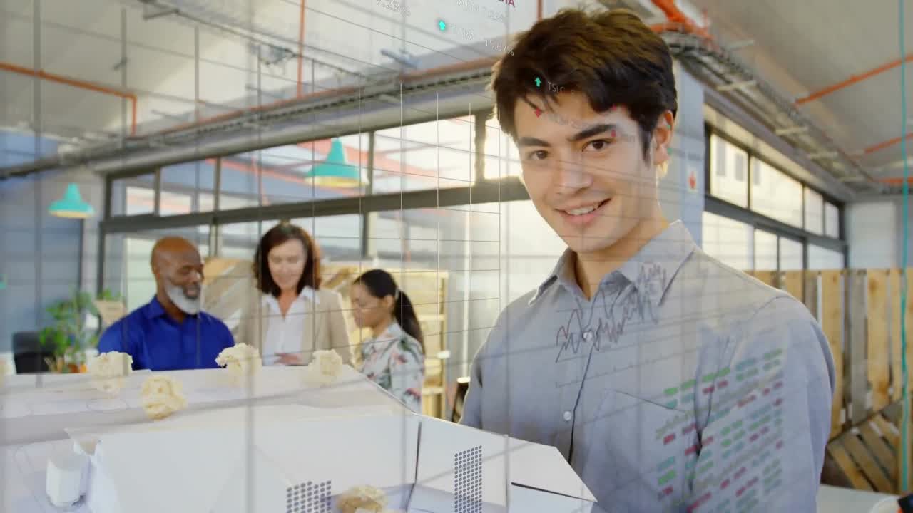 사무실에서 다양한 사업가들에 대한 금융 데이터 처리의 활성화