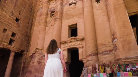 Una-Mujer-Viajera-Visitando-La-Atracción-Turística-En-El-Lugar-Histórico-De-Petra-En-Jordania