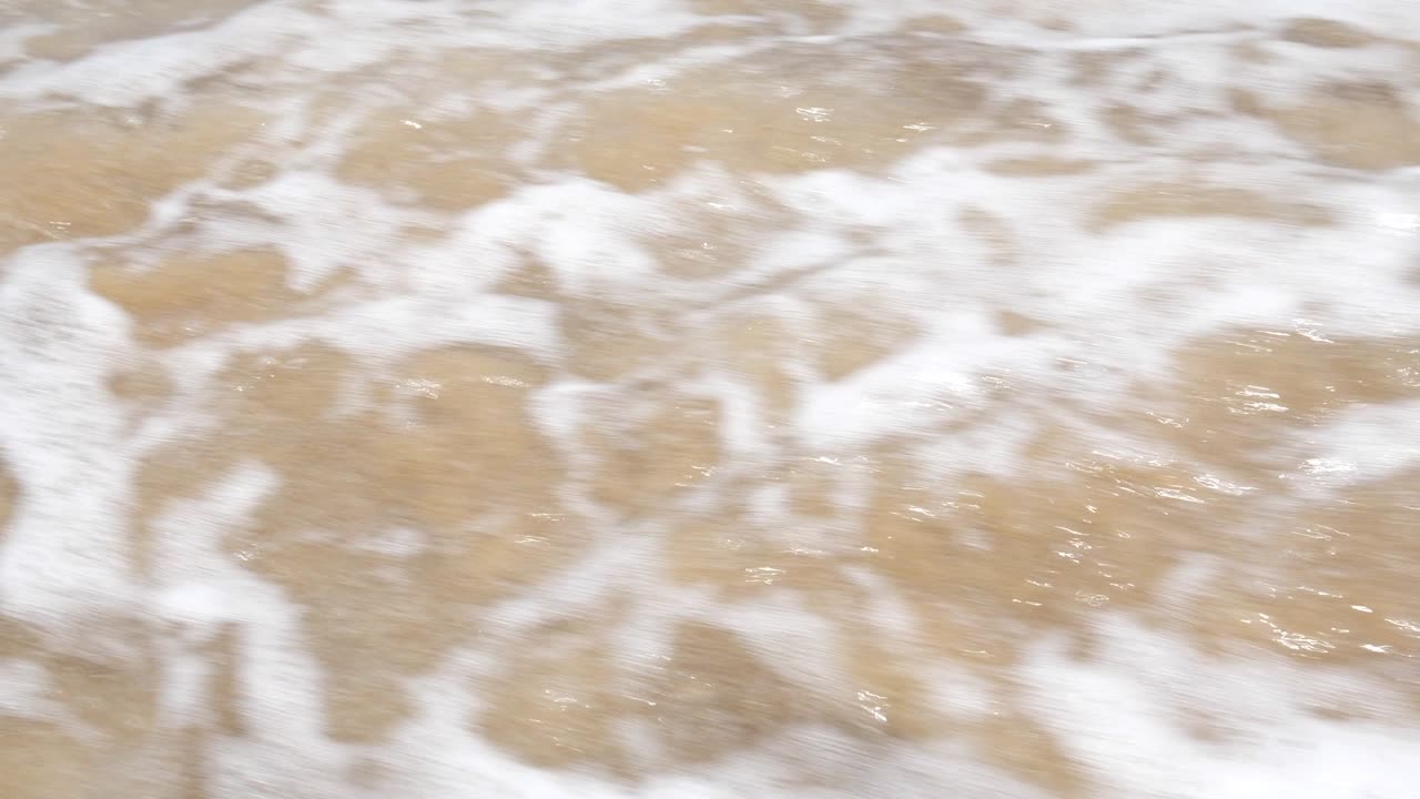 깨한 해변과 바다 파도의 아름다운 자연