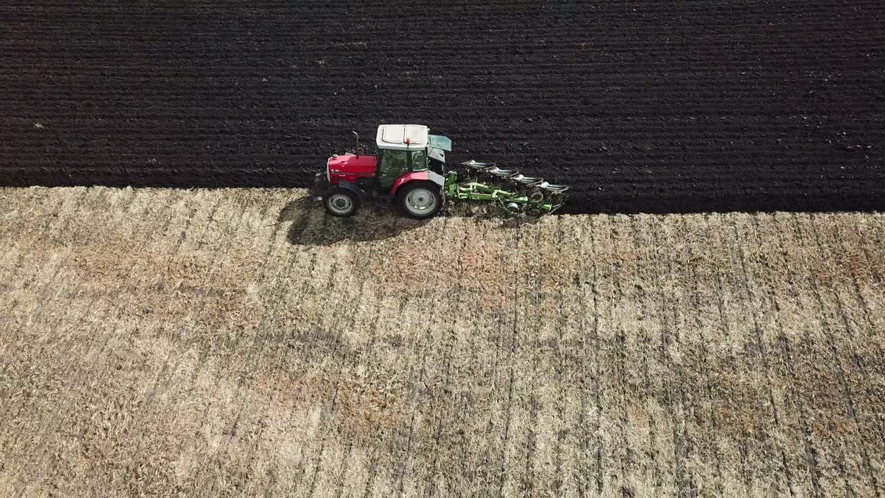 imágenes aéreas sobre el campo de arado del tractor