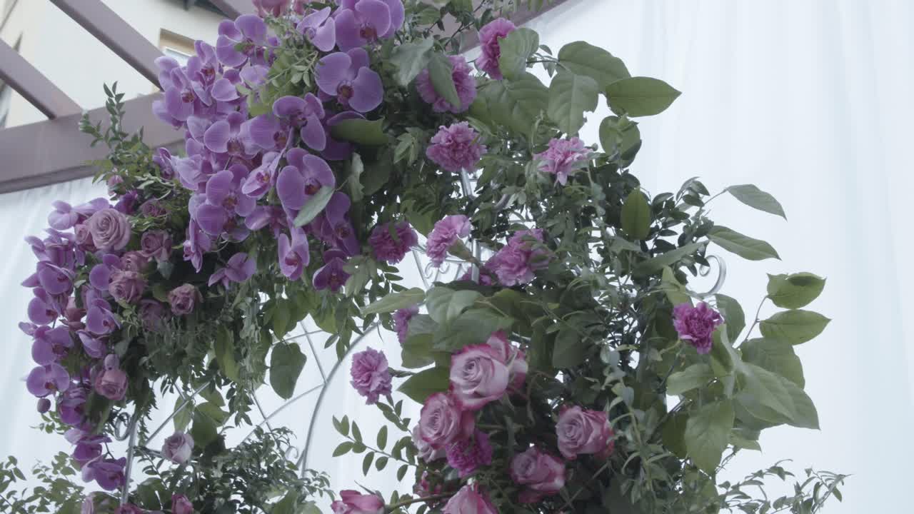 hermosas decoraciones florales de boda de flores en el cenador de la ceremonia