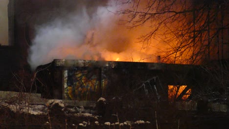edificio en llamas con un gran incendio y humo