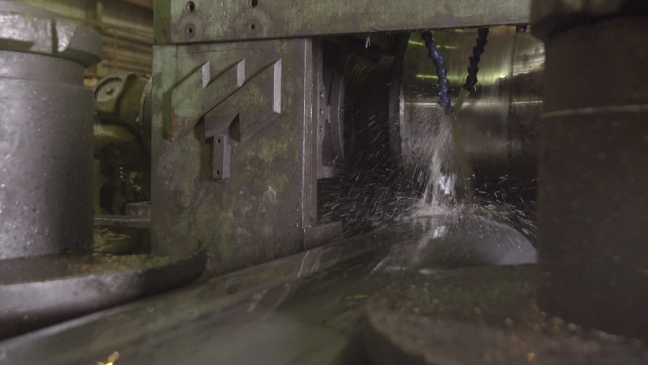 금속 가공 기계 작동 중