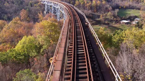 volando sobre el puente del ferrocarril en las faldas de las montañas voras durante el otoño en grecia