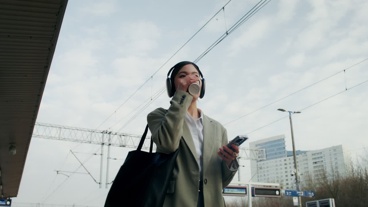 기차역에서 출퇴근하는 여자