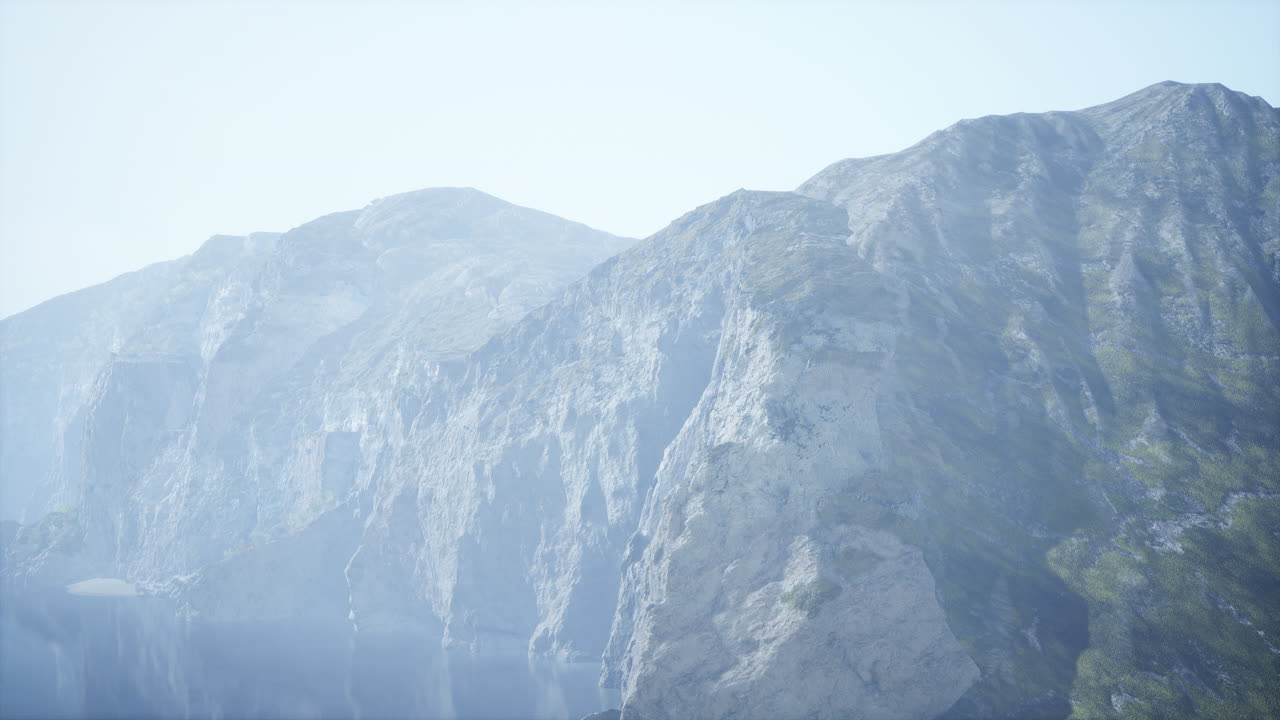 장엄한 산과 평온한 물