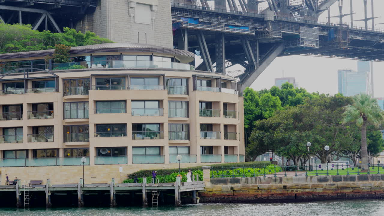 오스트레일리아 의 시드니 항구  ⁇  에 새로 결혼 한 부부 가 결혼 사진 을 찍고 있다