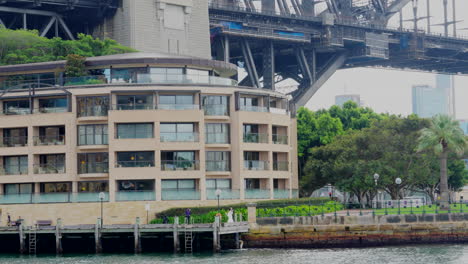 una pareja recién casada tiene fotografías de boda tomadas junto al puerto de sydney en australia