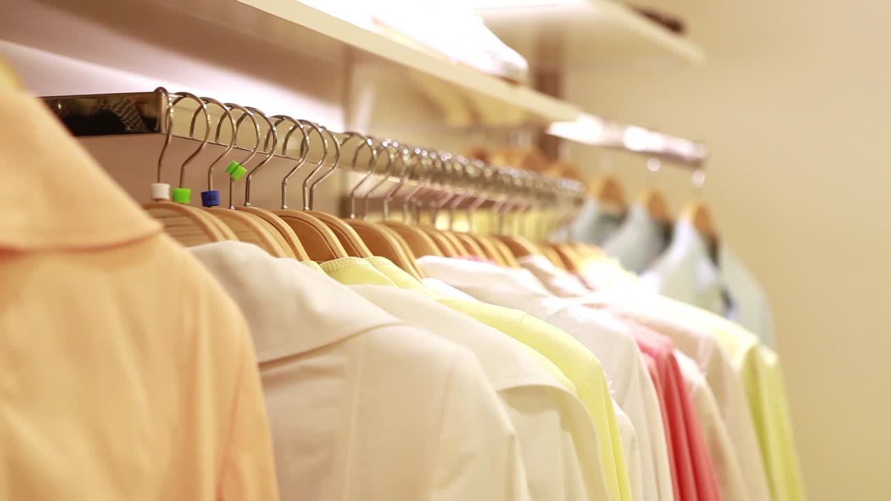 쇼핑하는 여성 옷 3