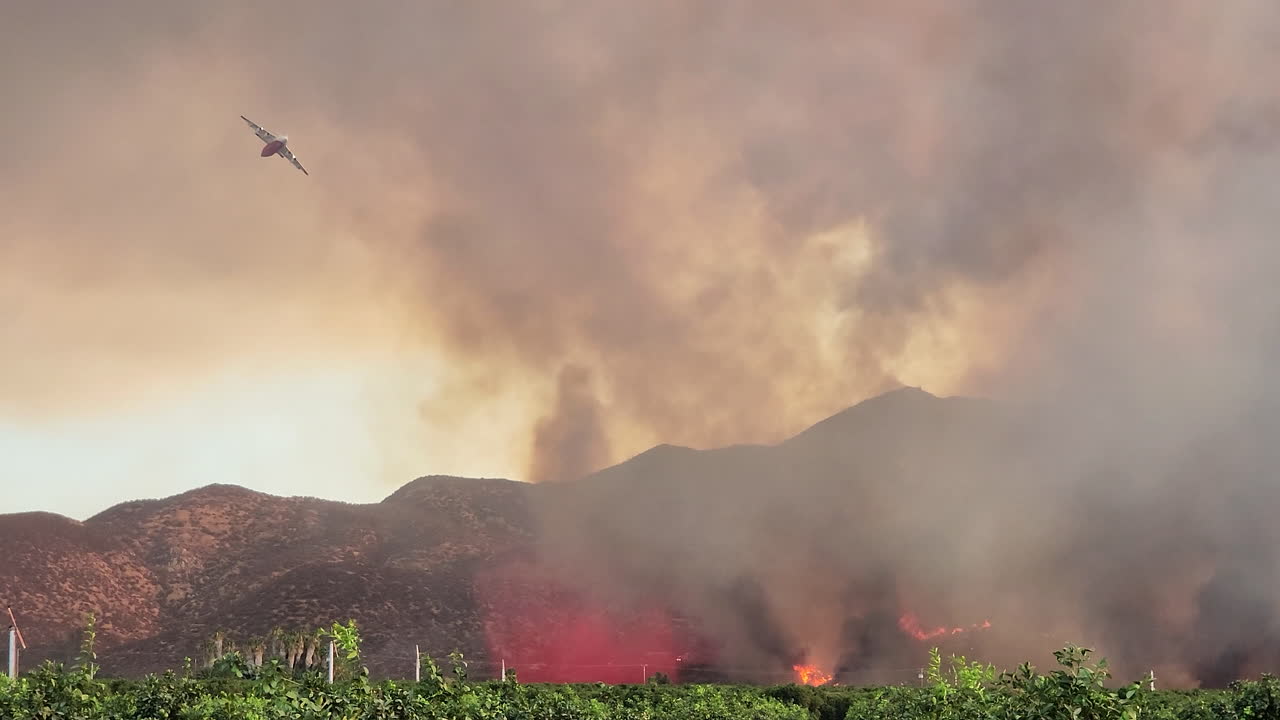 Aerei antincendio che estinguono incendi in California, vista da terra