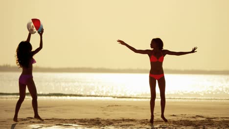 jóvenes afroamericanas asiáticas chinas en la playa
