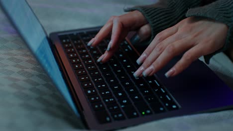 mujer escribiendo en una computadora portátil