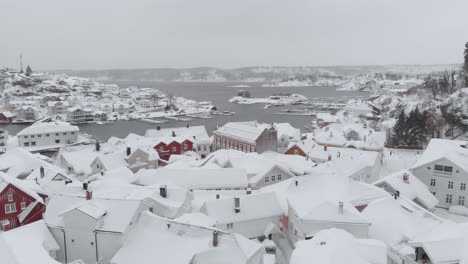 Escena-De-Invierno-Con-Nieve-Sobre-La-Pequeña-Ciudad-De-Kragero-En-Noruega