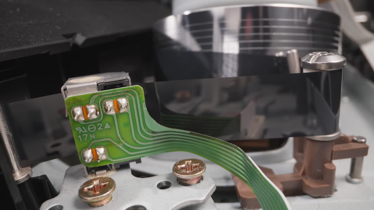 бегущая часть тянет ленту к голове видеокассеты