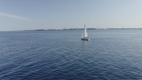 Yate-Navegando-En-El-Mar-Azul