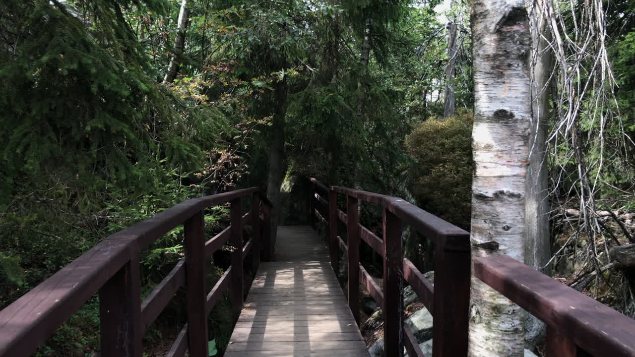 바위 블록을 통해 걸어