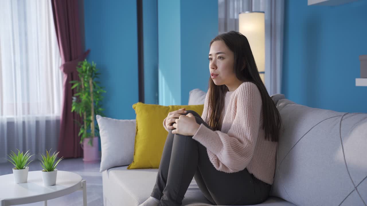 우울증에 걸린 여성, 걱정하고 흥분했습니다.