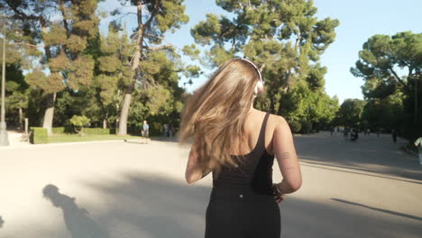 mujer corriendo en un parque