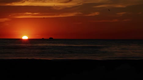 Wellen-Brechen-Am-Strand-Bei-Sonnenuntergang