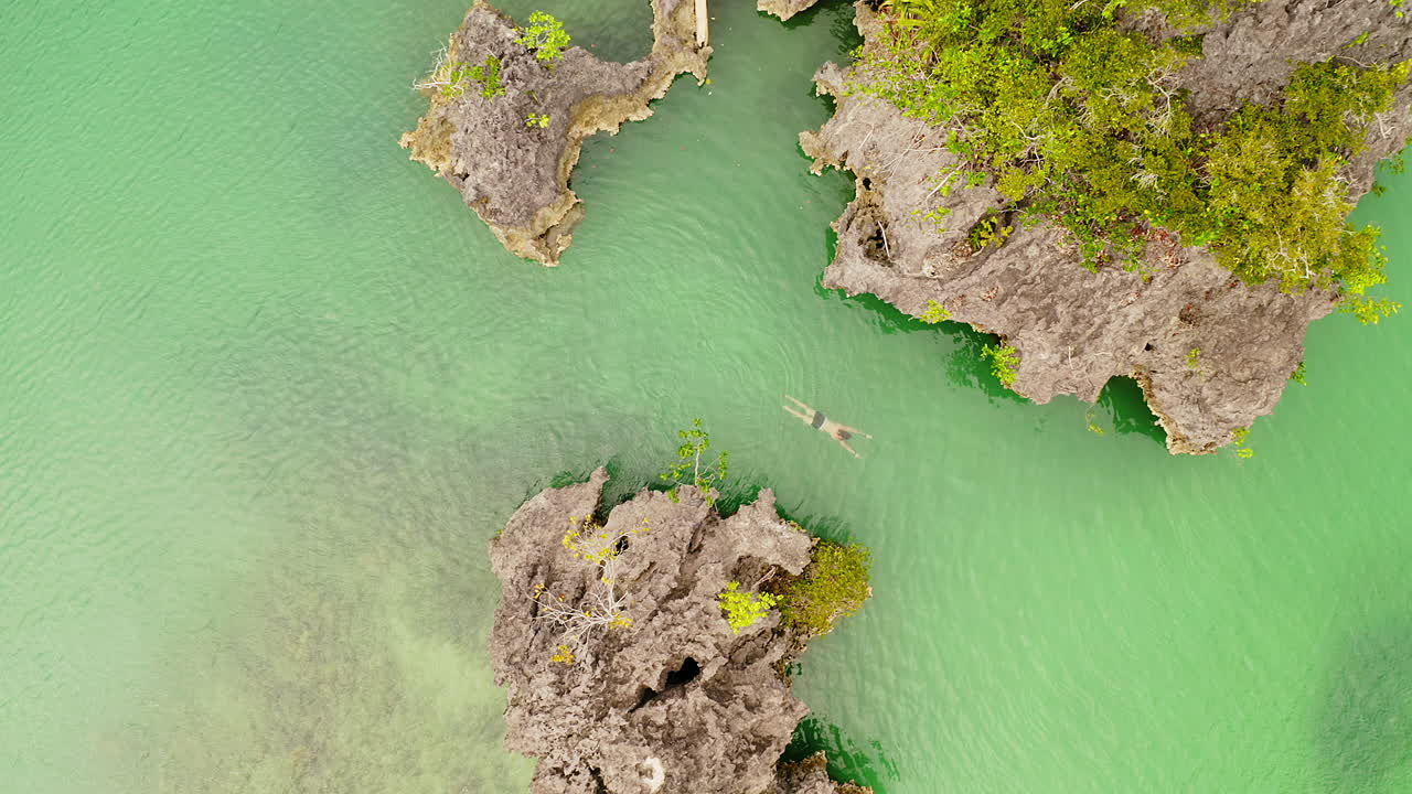 la única manera en que vive es aventurero