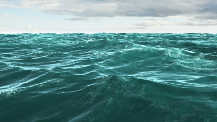 Oceano blu calmo sotto un cielo nuvoloso