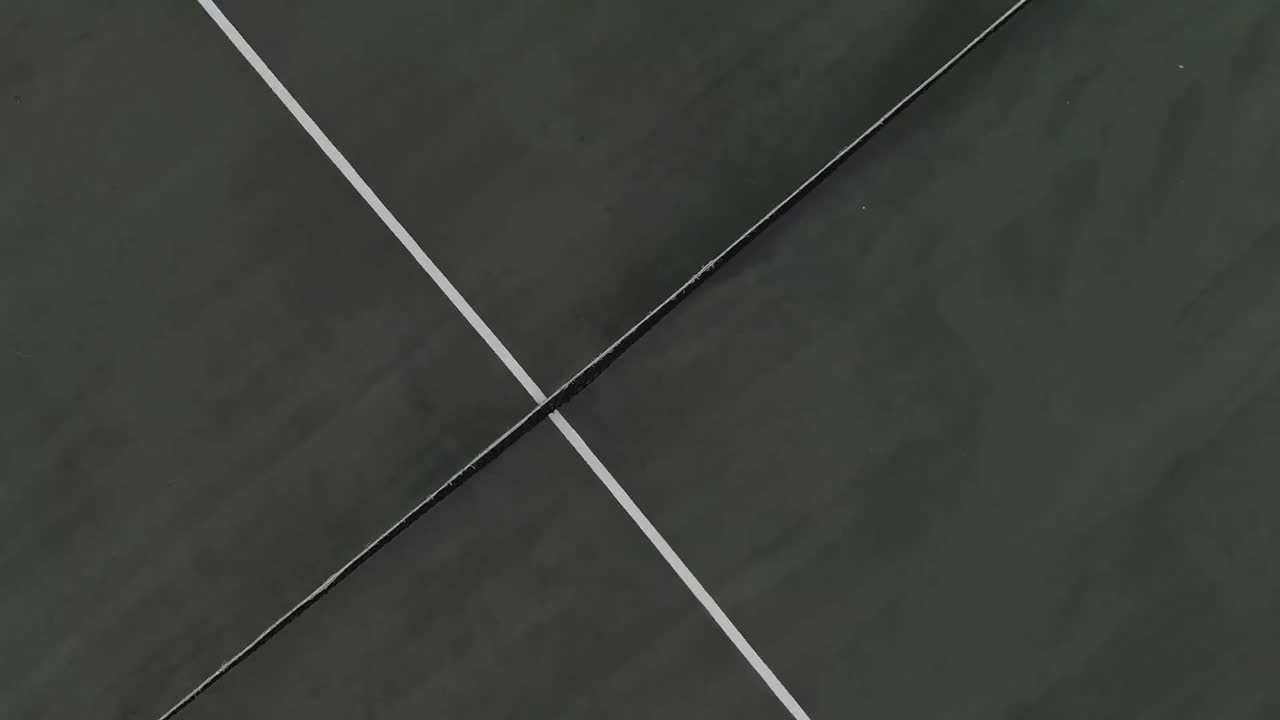 video de la vista superior giratoria de la cancha de tenis