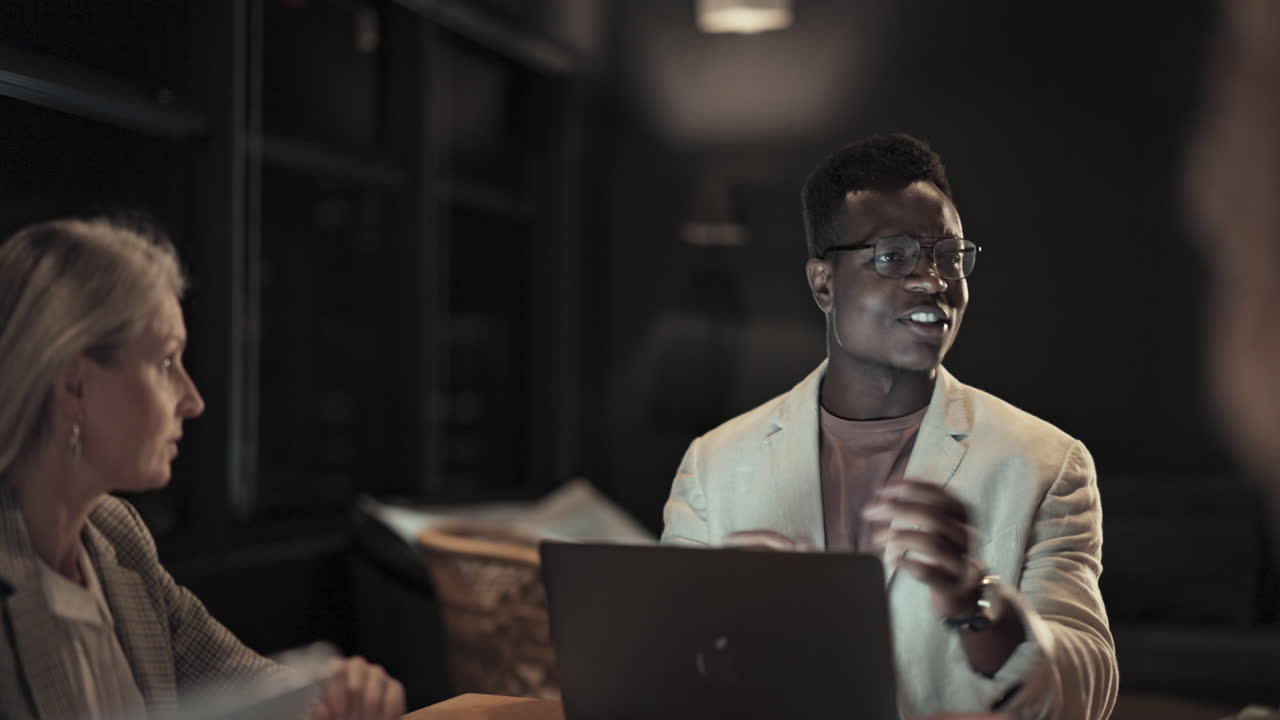 empresario, hombre negro y líder con personal