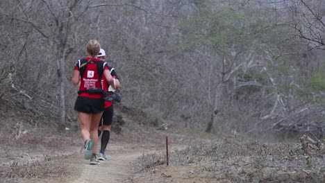 Gruppe-Von-Marathonsportlern,-Die-Ein-Wohltätigkeitsrennen-Auf-Einer-Unbefestigten-Straße-Durch-Den-Walddschungel-In-Der-Ländlichen-Wunderschönen-Natur-Ecuadors-Absolvieren-50-Fps