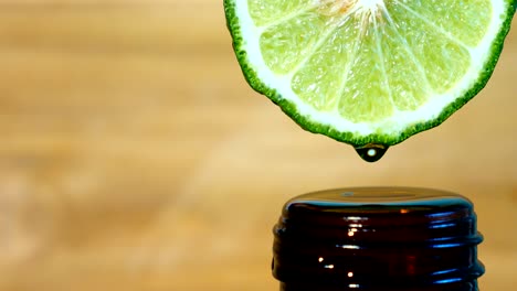 agua o aceites cayendo sobre una cal