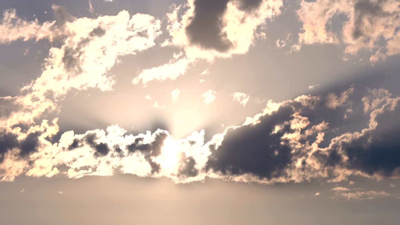 떠다니는 구름을 통해 떠오르는 놀라운 태양.