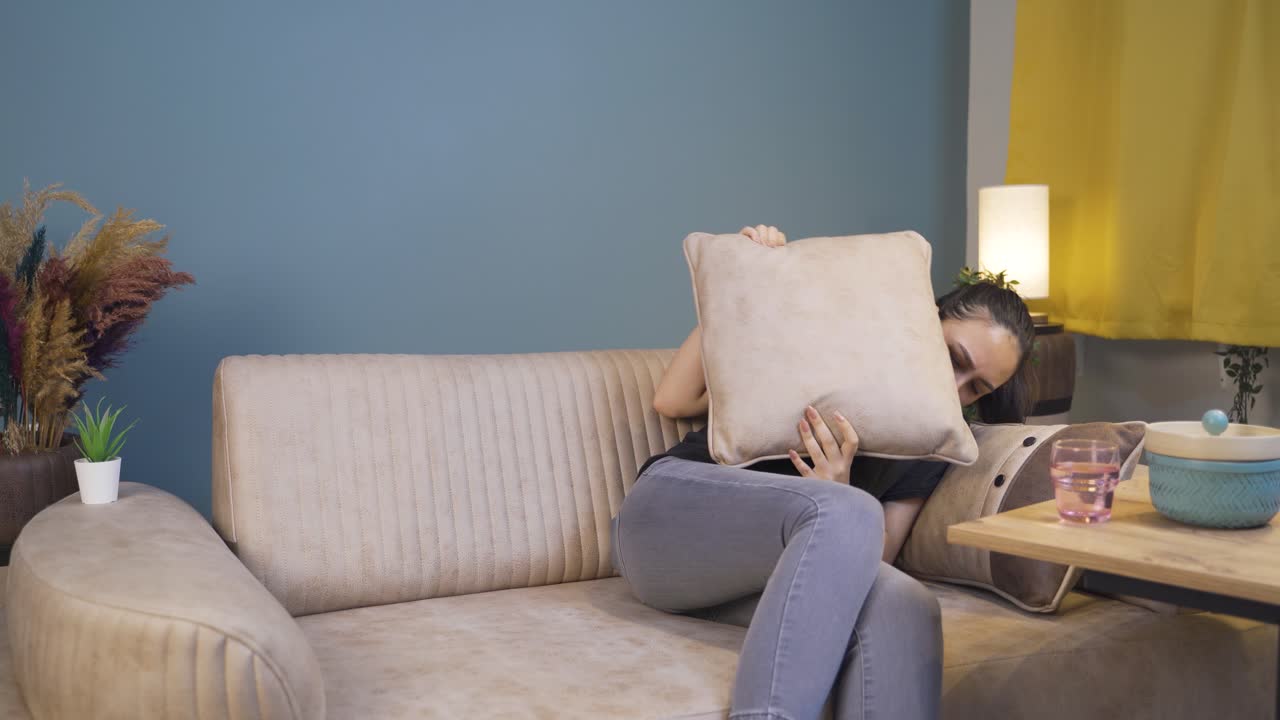 두려움으로 숨어있는 젊은 여성.