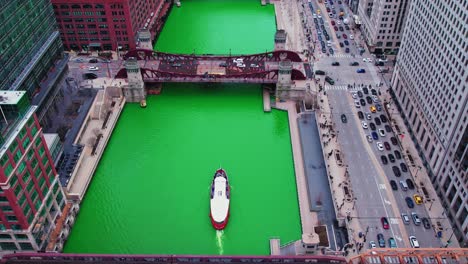 Neigen-Sie-Die-Antenne-über-Dem-Chicago-River-In-Der-Innenstadt-Nach-Oben