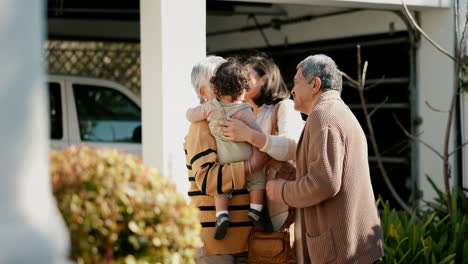 Familie,-Begrüßung-Und-Umarmung-Außerhalb-Des-Hauses