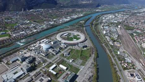 Volando-Hacia-La-Instalación-Europea-De-Radiación-Sincrotrón-En-Grenoble-Scientific