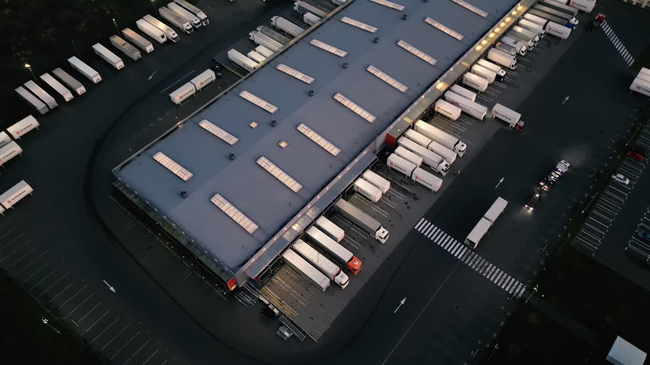 온라인 상점 상품 창고의 야간 조감도