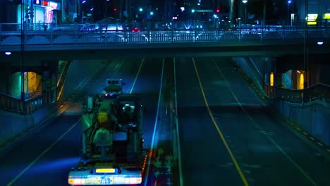 un lapso de tiempo nocturno del atasco de tráfico en la calle del centro de tokio.