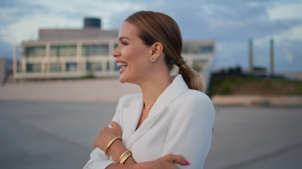 우아한 슈트를 입고 거리를 고 웃는 소녀. 포트레이트 여자 산책.